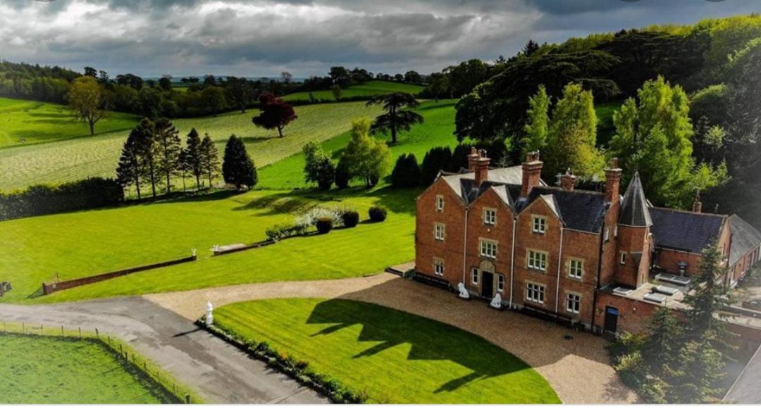The Stables At Eriviat Hall Henllan  ภายนอก รูปภาพ